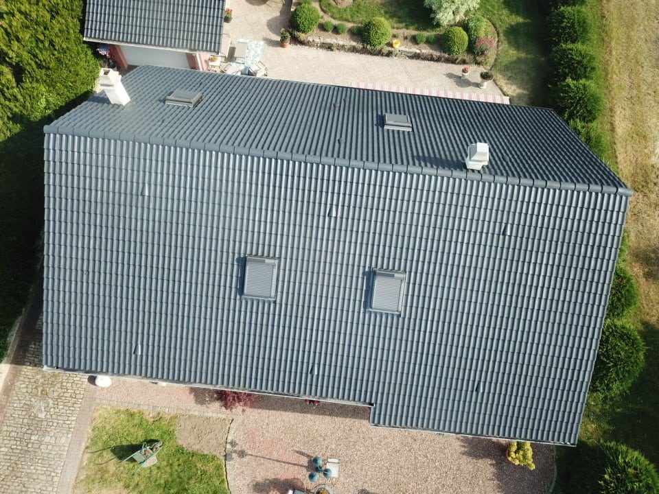 Toiture anthracite vue de dessus par drone