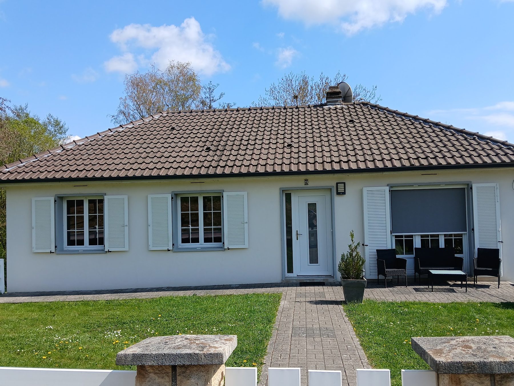 Maison de plain-pied, façade claire et toit en tuiles