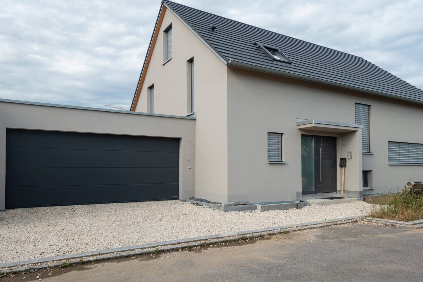 Maison contemporaine à enduit clair et toit anthracite