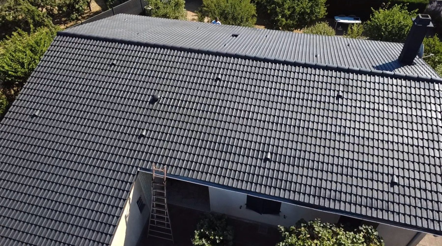 Toiture en tuiles anthracite vue de drone