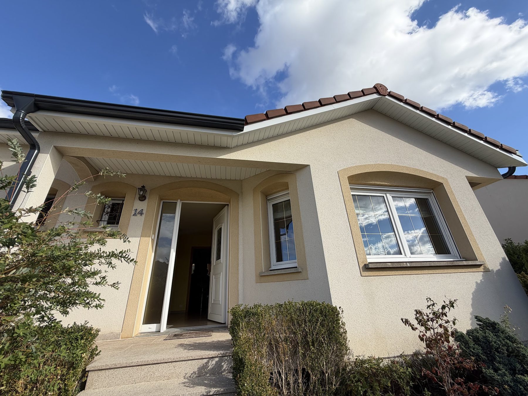 Maison aux dessous de toit blancs et gouttière