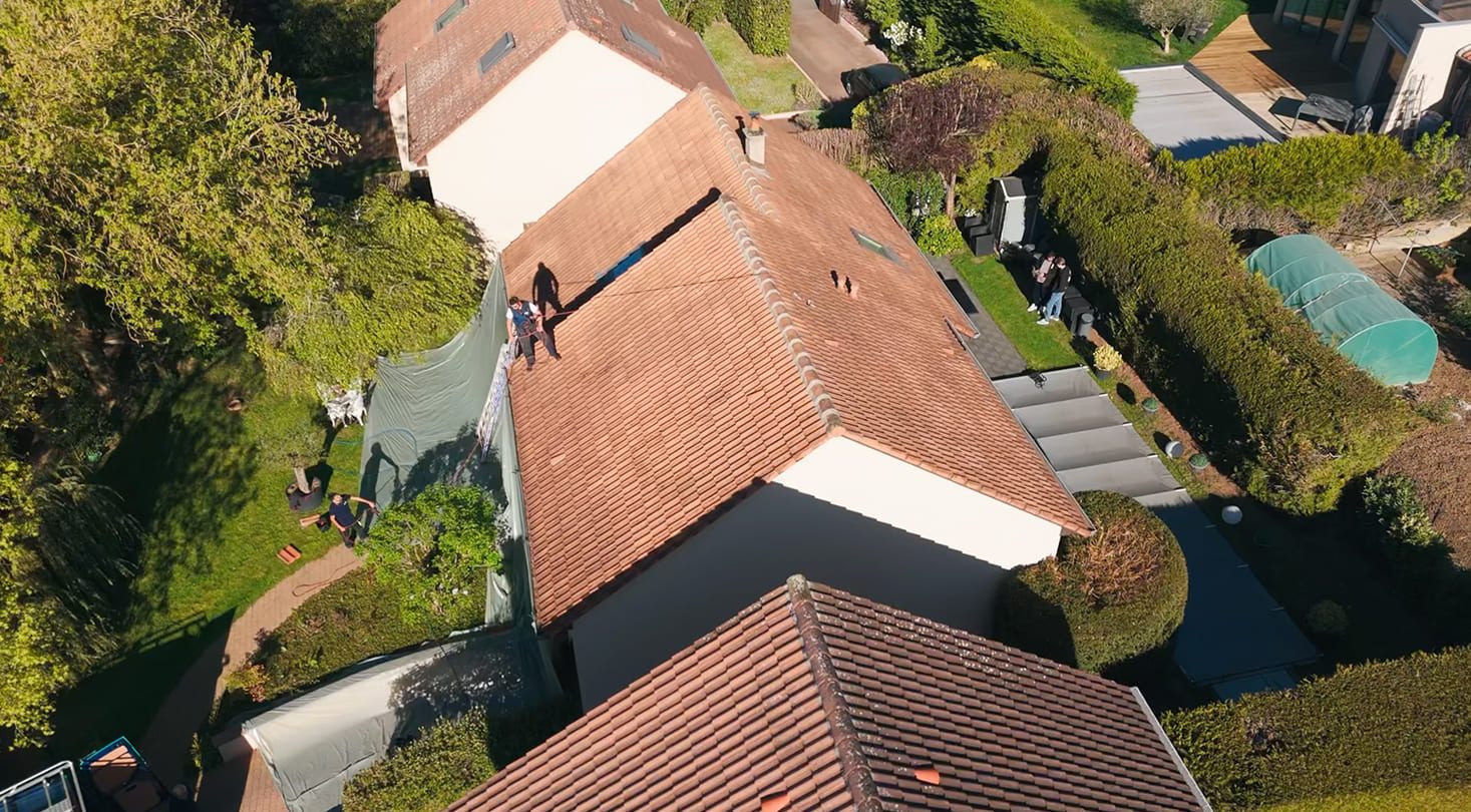 L'équipe sur une toiture, vue de drone